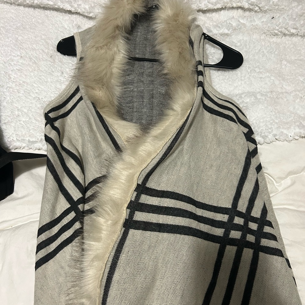 Ladies fur sleeveless cardigan